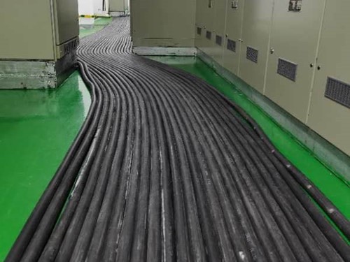 西城如何根据理论计算公式计算温度对特定电压测量结果的影响？