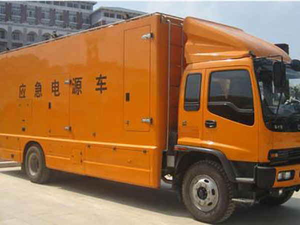 西城冬季柴油发电机启动前，如何检查燃油系统中的积水？